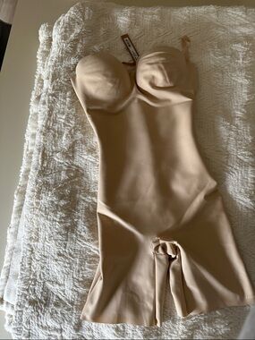 SKIMS Sand Underwire Mid-Thigh Bodysuit - Neutral Sand